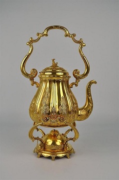 Raro e Único Samovar com Lamparina em Ouro de 22K (916), com um peso de 2.370 gr e cerca de 50cm altura. Trabalho Asiático séc. XIX/XX com marcas de fabricante - 109.825,00€